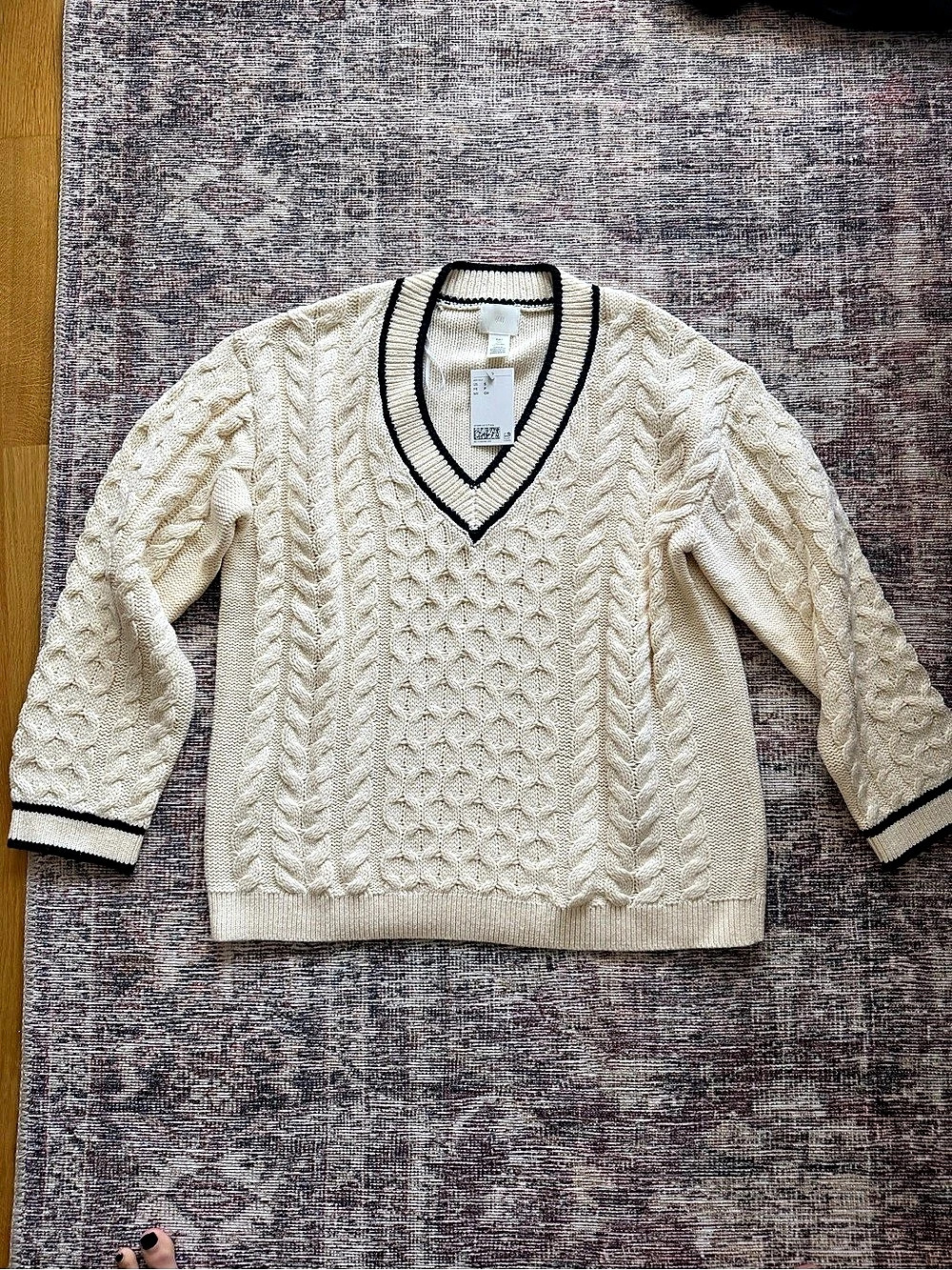 H&M Cable Knit V-Neck Sweater in Cream Size Small NWT